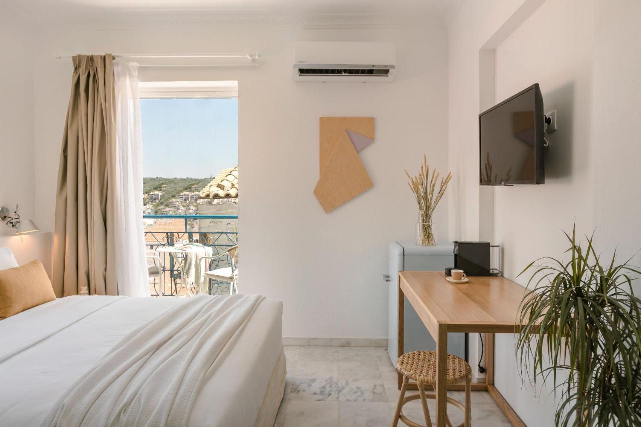 The Blue Hotel Skiathos Town Exterior photo